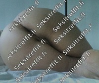 PYÖREÄ PYLLY JA ISOT TISSIT AMMATTIDOMINA
